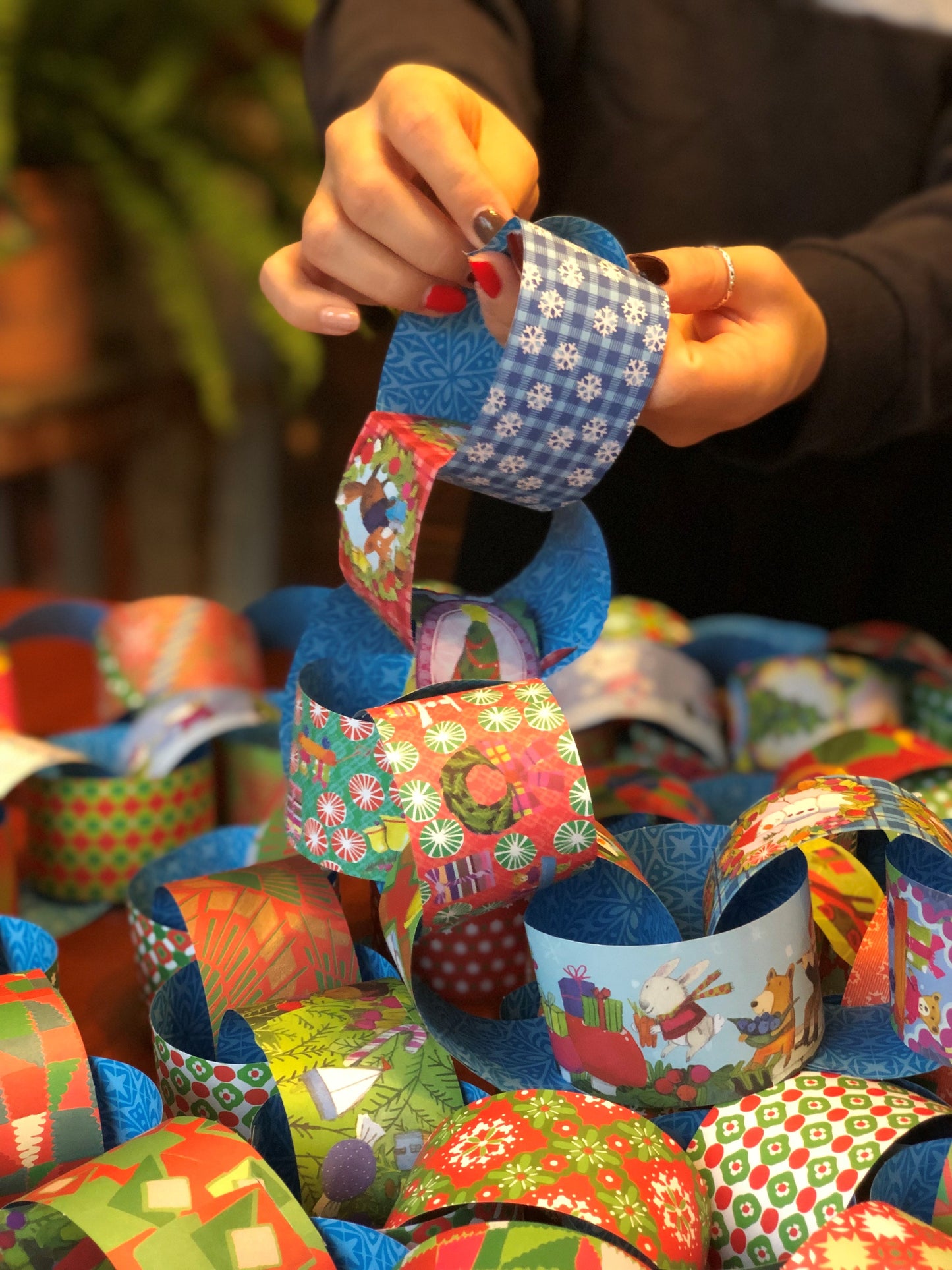 Christmas Holiday Paper Chain Decoration eeBoo