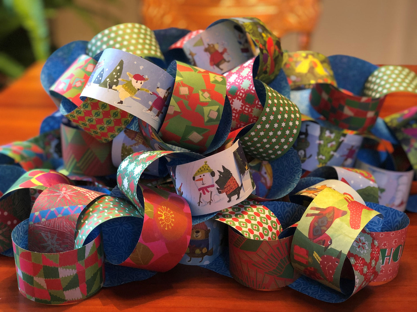 Christmas Holiday Paper Chain Decoration eeBoo